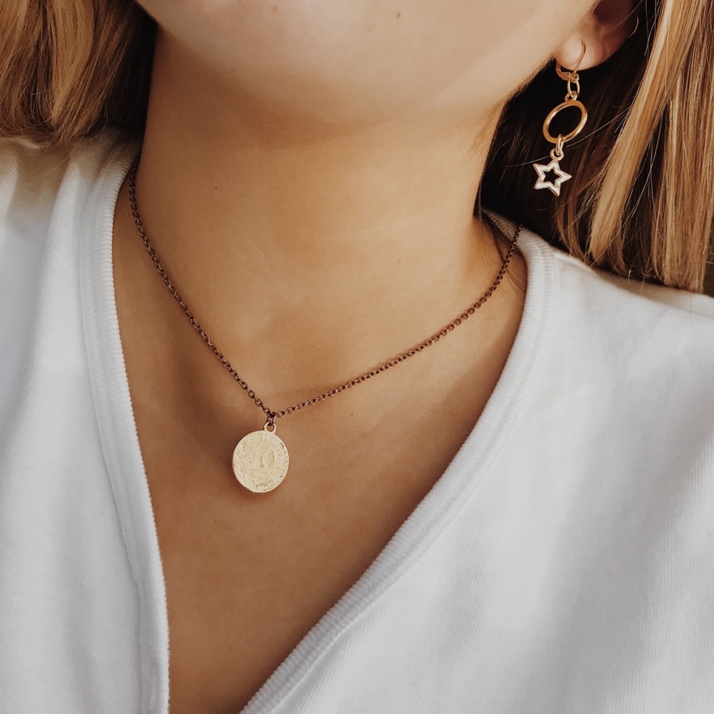 ⭐️ GOLD CIRCLE STAR EARRINGS 💫 - Picture 4 of 4